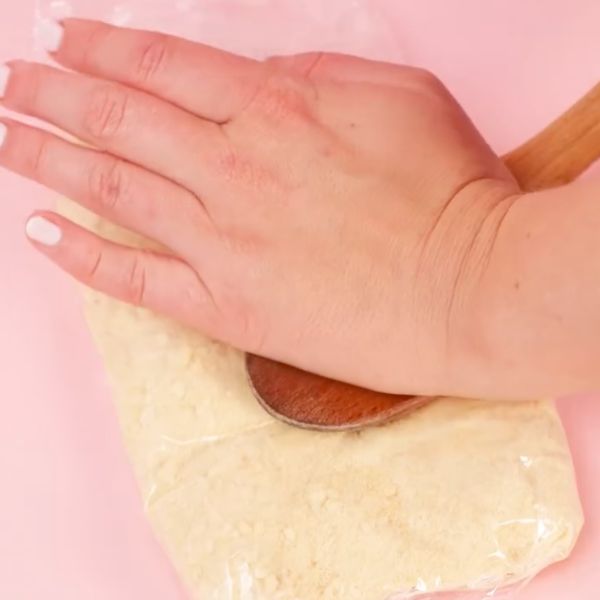 Image of Sand für die Deko:Lass den Löffelbiskuit einfach in der Verpackung und zerbrösele ihn mit einem Holzlöffel oder Nudelholz fein. Die Brösel verteilst du anschließend rund um den Kuchen – so entsteht der perfekte essbare Sandstrand! 