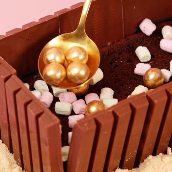 Image of Schatz füllen:Fülle die Truhe mit deinen liebsten Streuseln, Schokokugeln, essbaren Goldtalern oder Marshmallows. Hier darf’s funkeln, glitzern und knistern!