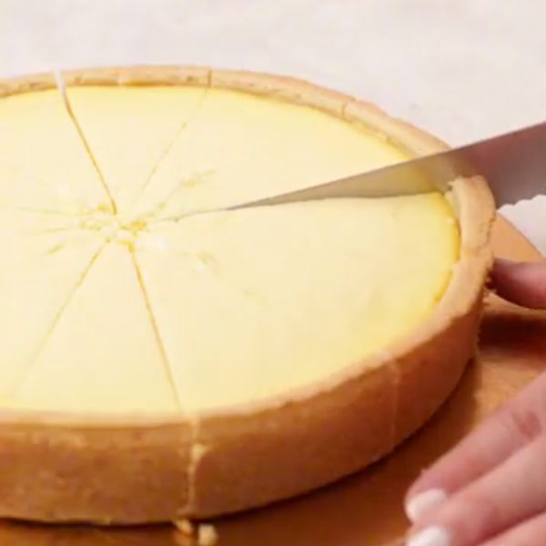 Image of Die Masse in die Form geben und ca. 60 Minuten backen (nach 40 Minuten ggf. mit Alufolie abdecken). Den Kuchen vollständig auskühlen lassen.