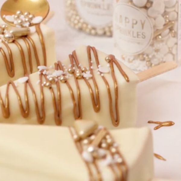 Image of Nach Belieben verzieren – z. B. mit goldenem Golden Glow Drip, unserem Champagne Shower Mix und einem Hauch Vintage Gilding für einen glamourösen Touch.