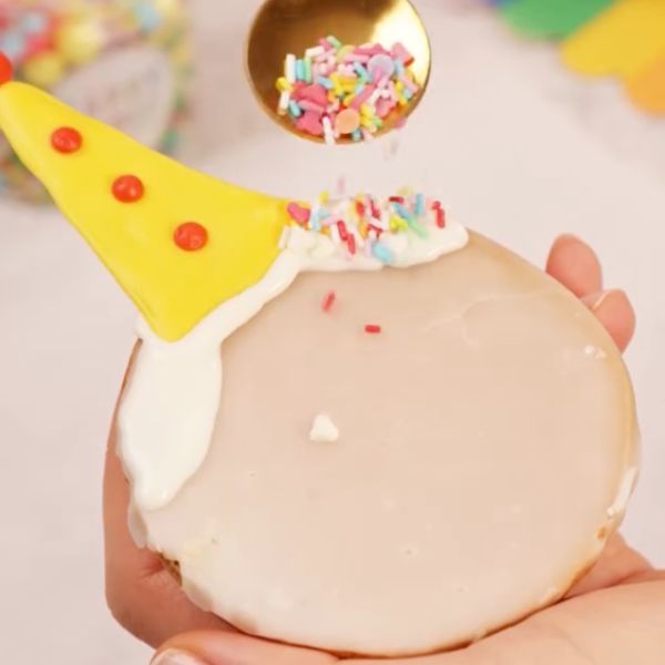 Image of Streusel-Mähne zaubern: Streue sofort deine Lieblingsstreusel (hier z.B. Spread Love) auf den noch weichen weißen Drip – das wird die bunte Clown-Frisur! 🎉