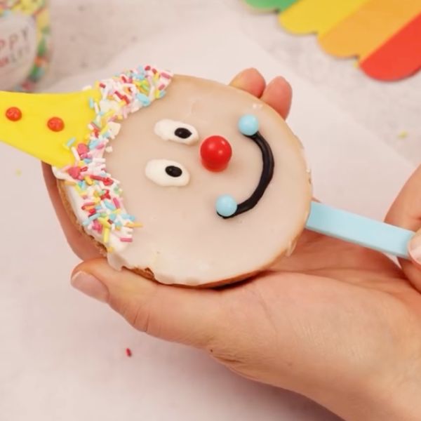 Image of Nase aufsetzen: Ein Tupfer Shiny Orange Drip in die Mitte...