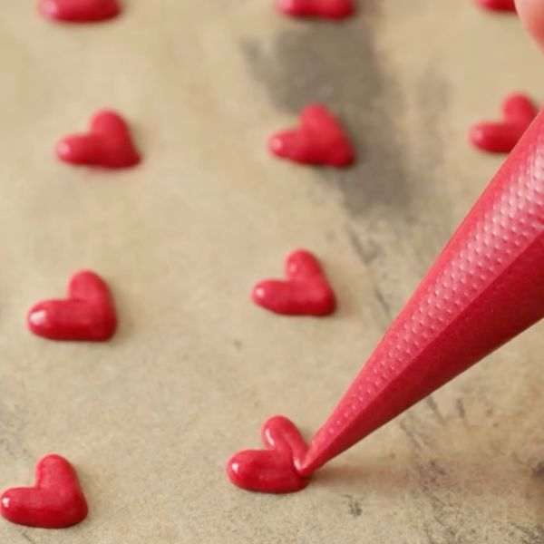 Image of Masse in einen Spritzbeutel füllen und kleine Herzchen auf ein...