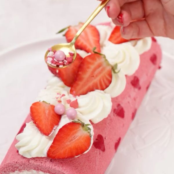 Image of Mit restlicher Creme, Erdbeeren und Happy Sprinkles dekorieren – fertig...