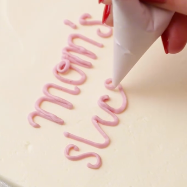 Image of Den Schriftzug + Pfeil auf die Torte mit Buttercreme spritzen oder Happy Drip nach Wahl erhitzen und auf die Torte geben.