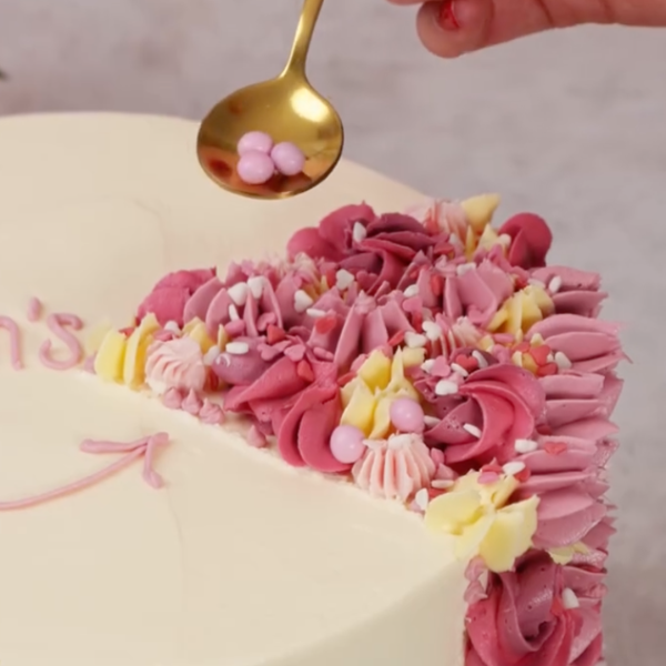 Image of Servieren & Mama überraschen:Der „Mom’s Slice“ wird beim Anschneiden zum emotionalen Highlight – perfekt, um Danke zu sagen 💕