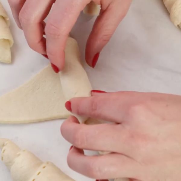 Image of Den Teig wie ein Croissant aufrollen.