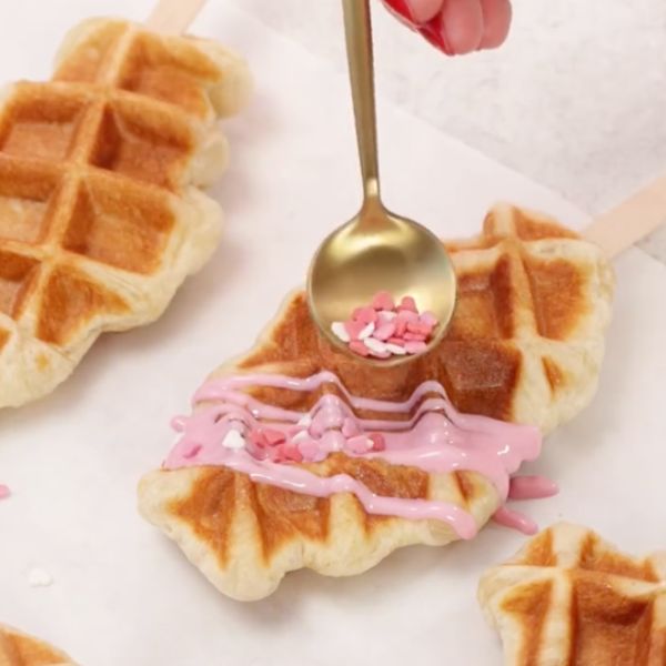 Image of Mit Schokolade oder Happy Drip verzieren, Streusel streuen, vielleicht noch...