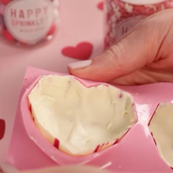 Image of Vorsichtig eine Hälfte der Schokoform auslösen.