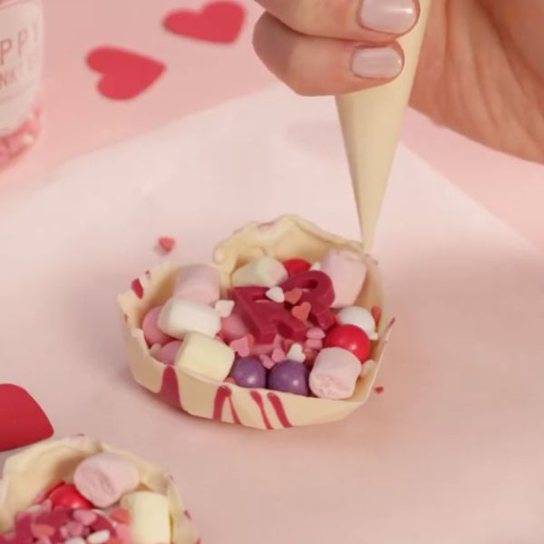 Image of Die zweite Hälfte vorsichtig lösen und die Ränder leicht anschmelzen...