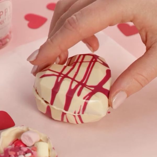 Image of Anschließend die beiden Hälften zusammensetzen und leicht andrücken.