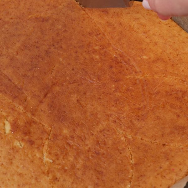 Image of Lieblingsbiskuit backen:Backe zuerst deinen liebsten Biskuitboden und lass ihn vollständig auskühlen. Je stabiler der Kuchen, desto besser lässt er sich später formen.