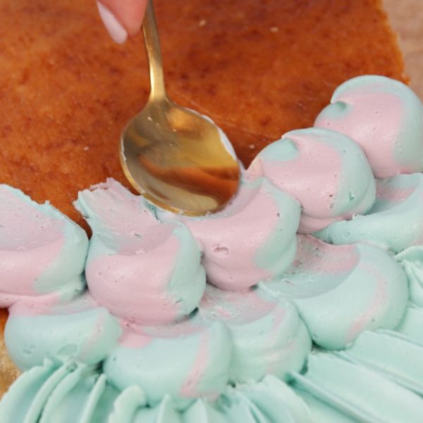 Image of Für den oberen Teil der Flosse die übrigen Farben in kleine Punkte mit der Lochtülle auftragen. Danach mit einem Löffel jeden Punkt nach unten ausstreichen – so entsteht ein zauberhaftes Schuppenmuster! Tipp: Von unten nach oben arbeiten für einen harmonischen...