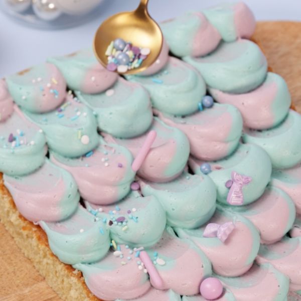 Image of Finale Dekoration:Verziere die Flosse mit Mermaid-Streuseln und essbarem Glitzer. Jetzt...