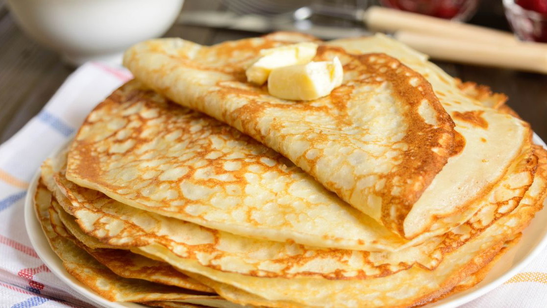 Crêpe dorée dans une poêle