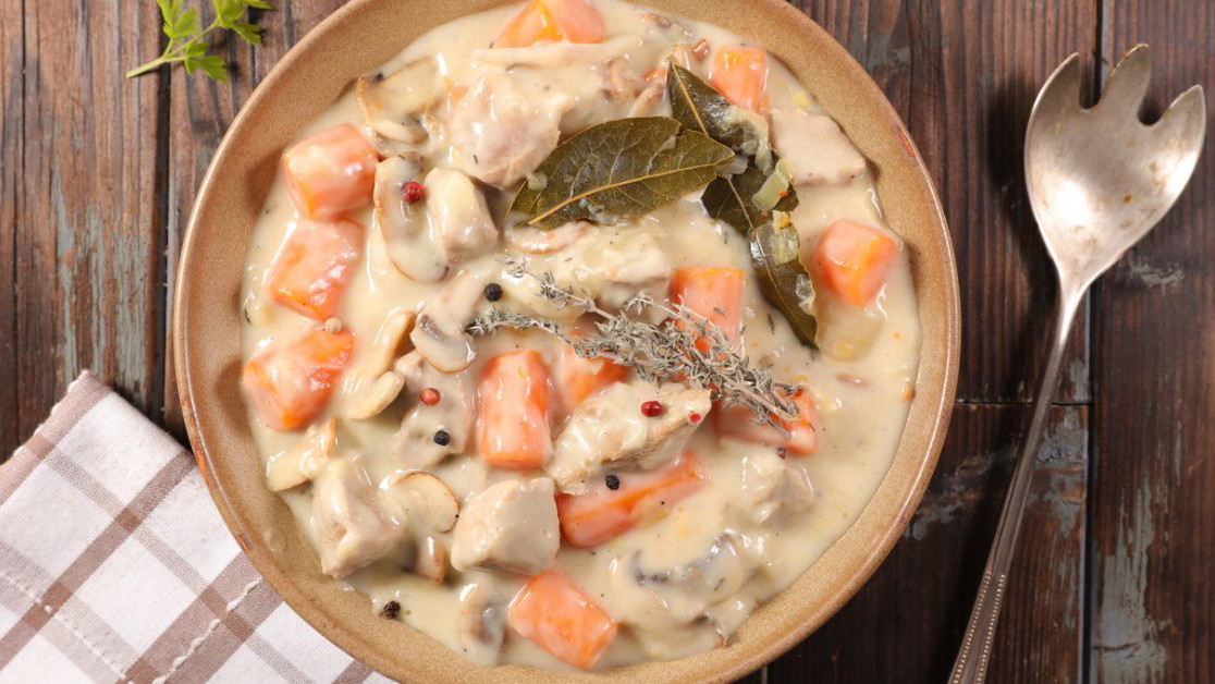 Blanquette de veau servie dans une cocotte en fonte
