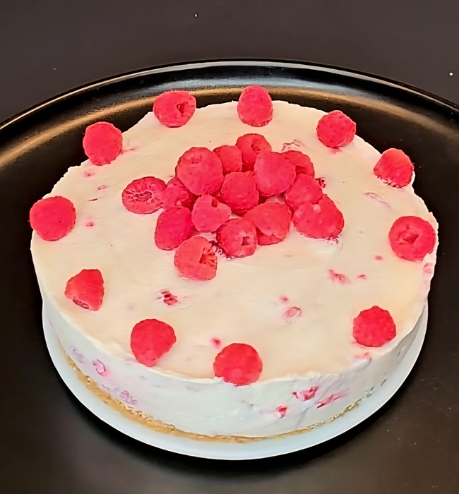 Image of No-Bake Himbeertorte