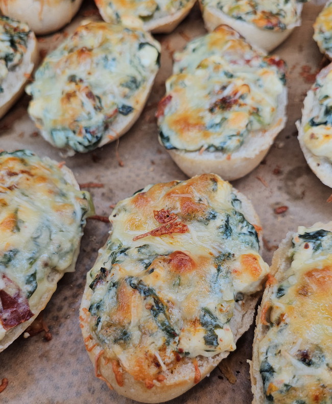 Image of außergewöhnliche Partybrötchen mit Spinat und Feta