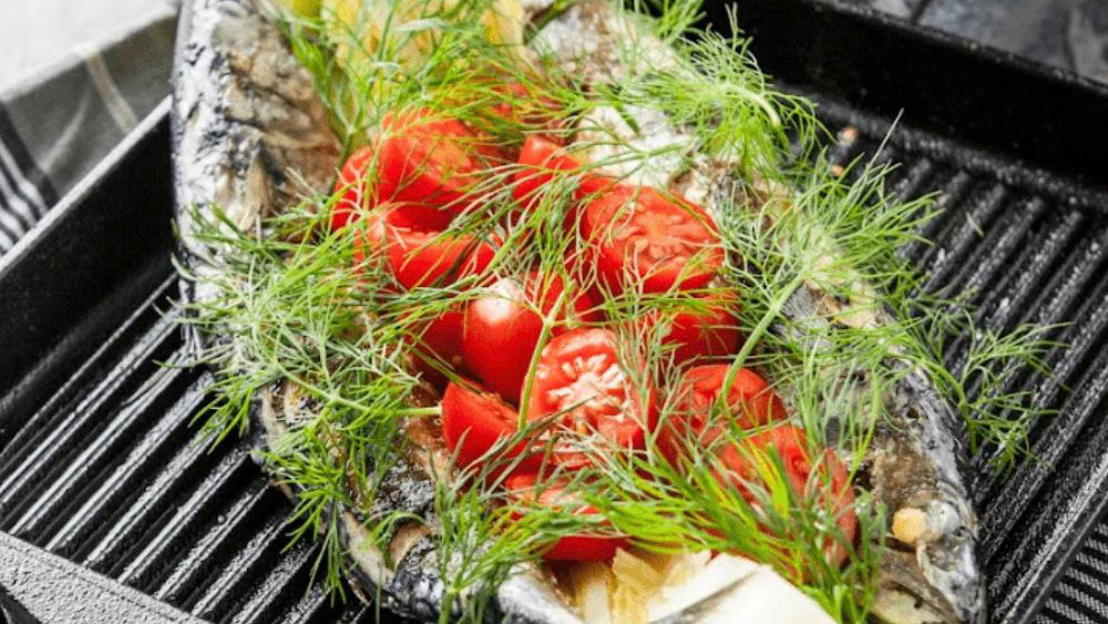 Image of Grillet makrel med tomat og spidskål
