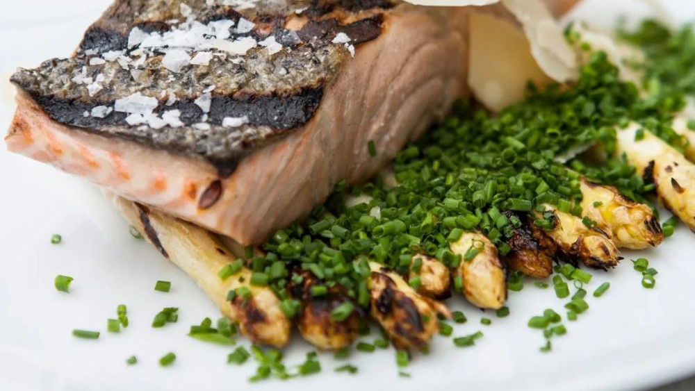 Image of Grillet lakseryg med hvide asparges og parmesan