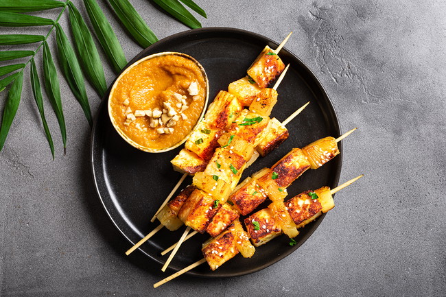 Image of Gegrillte Ananas, Halloumi oder Tofu-Spieße mit Chili-Limetten-Glasur, grünem Salat und Mandel-Dip