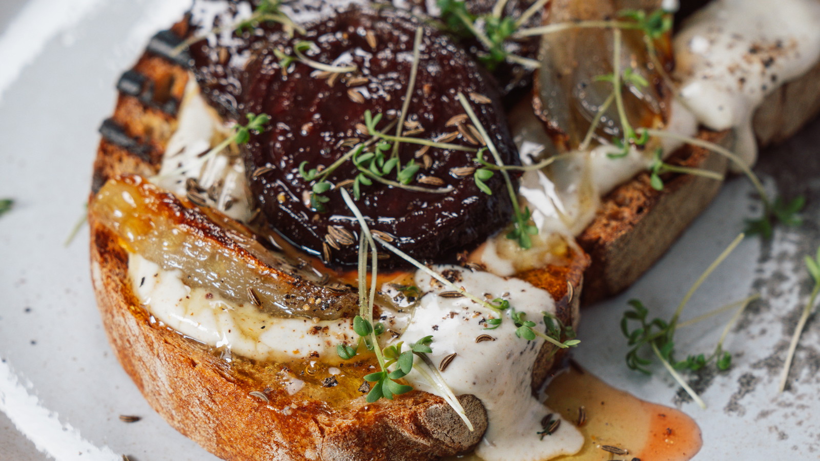 Image of Geröstetes Bauernbrot mit Kümmelcreme & gebackenem Gemüse