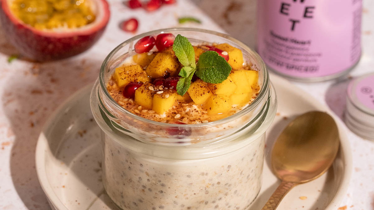 Image of Overnight Oats mit Mango & Granatapfel – dein fruchtig-frischer Start in den Tag