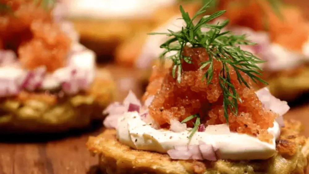 Image of HJEMMELAVET RÖSTI MED STENBIDERROGN, RØDLØG OG CREME FRAICHE