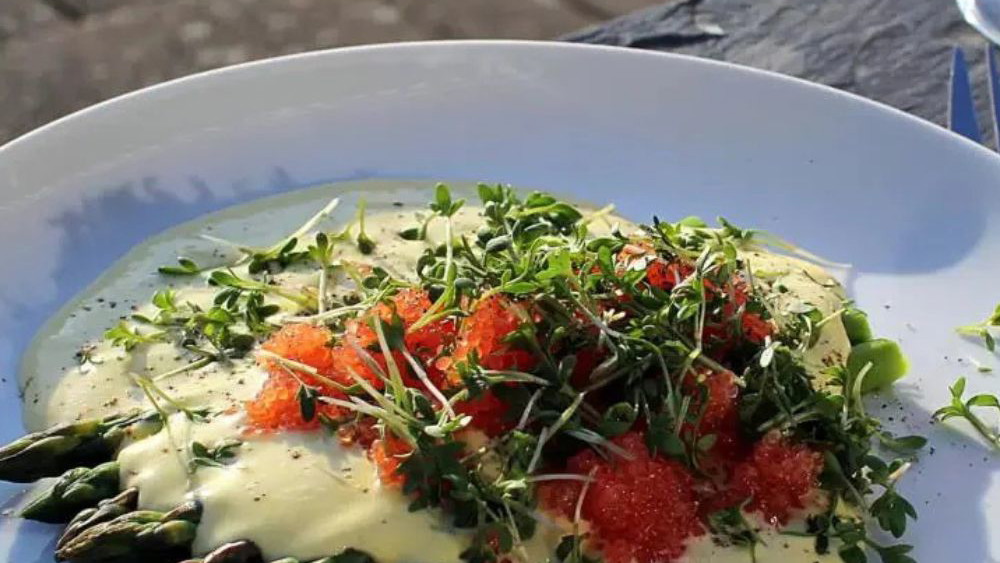 Image of Stenbiderrogn på dampede grønne asparges med hollandaisesauce