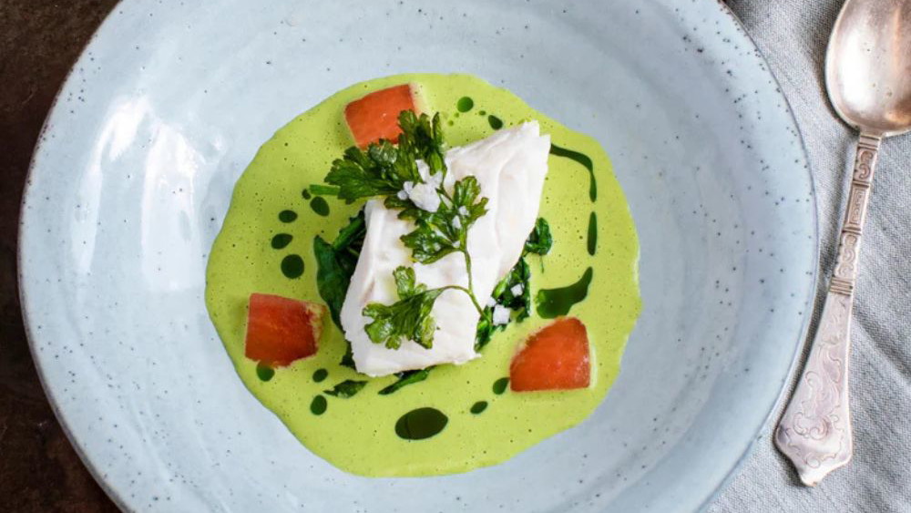 Image of Dampet torsk i persillesauce med smørsauteret spinat