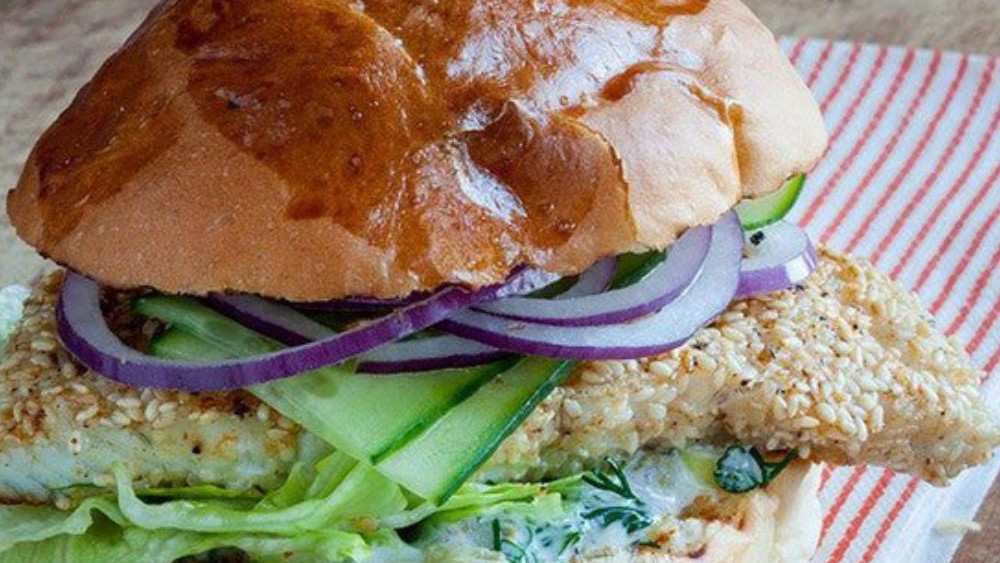 Image of FISKEBURGER MED SESAMSTEGT MØRKSEJ