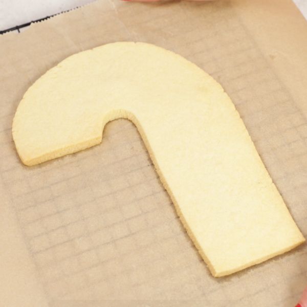 Image of Bereite deinen Keksteig zu und forme daraus vorsichtig einen großen Regenbogen (du kannst dir vorher eine Schablone basteln). Auf ein mit Backpapier belegtes Blech legen und nach Rezept goldbraun backen. Vollständig auskühlen lassen – sonst schmilzt dir später die Deko...