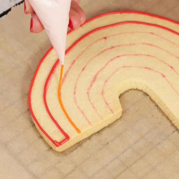 Image of Jetzt kannst du jede Farbe nacheinander mit einem Spritzbeutel auf deinen Keks auftragen. Tipp: Erst umranden…