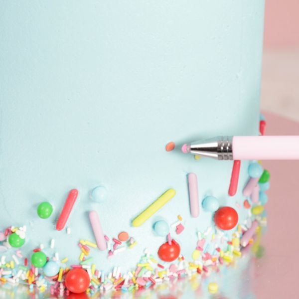 Image of Schnapp dir deine Lieblings-Sprinkles (z. B. Spread Love Mix) und streue sie rund um die untere Hälfte der Torte – einfach leicht andrücken.