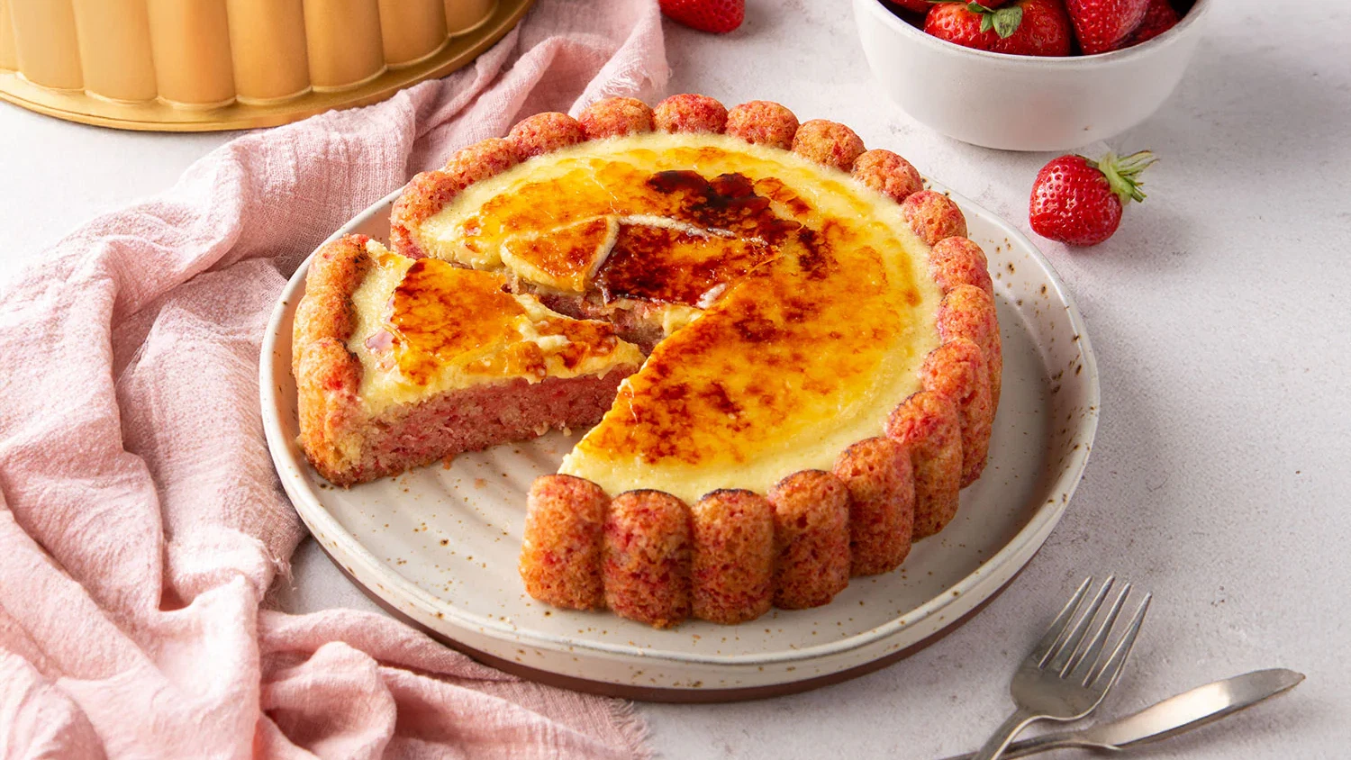 Image of Bizcocho de fresa con cobertura de crème brûlée