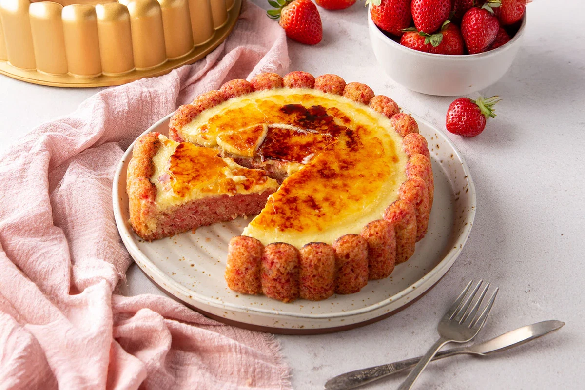 Torta soffice alle fragole con copertura di crème brûlée
