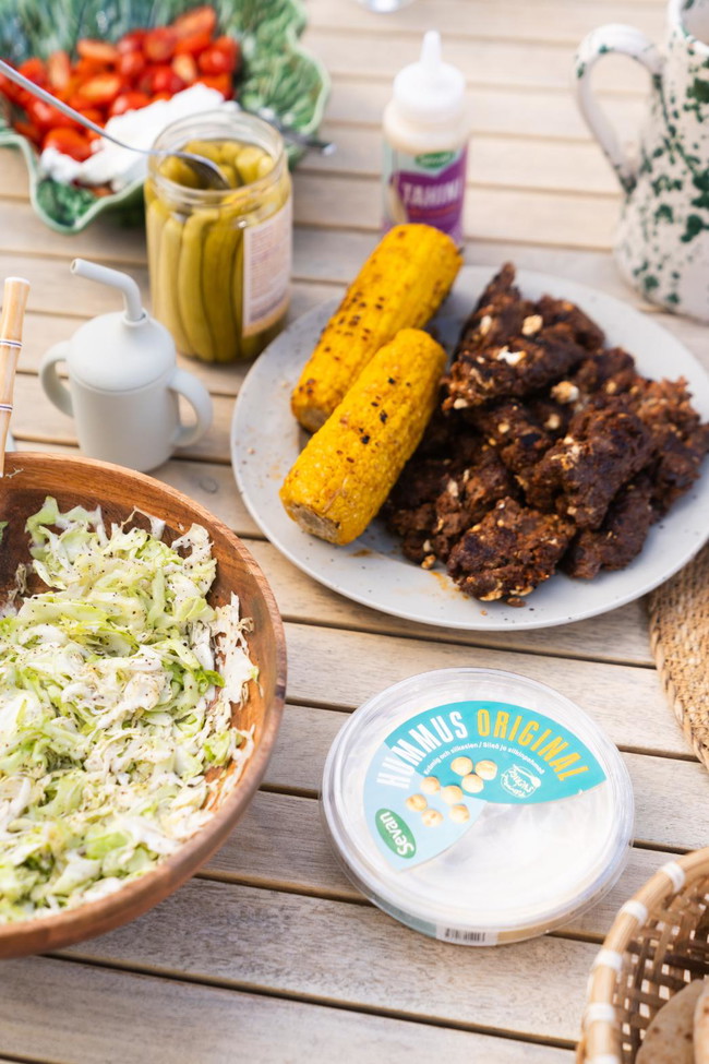 Image of Grillade nötfärsspett i pitabröd med grönsaker och hummus