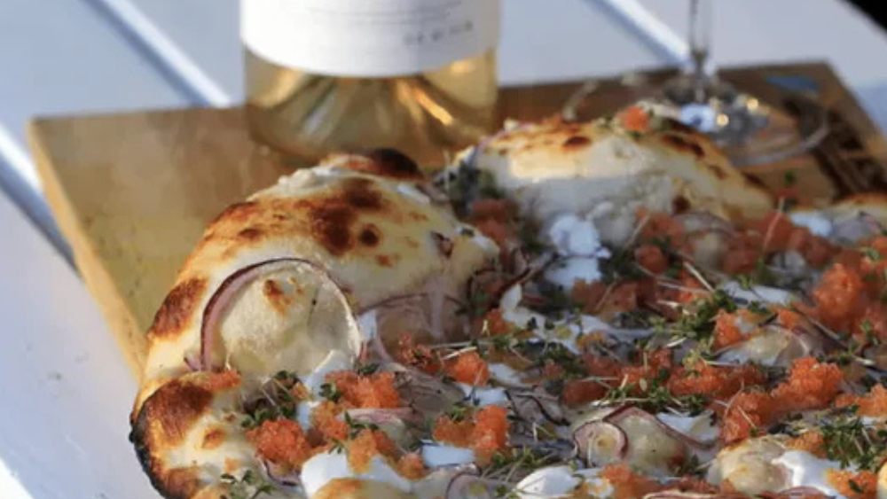 Image of Pizza med stenbiderrogn, rødløg og creme fraiche
