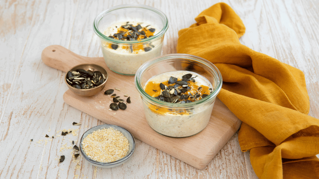 Image of Mango-Overnight-Oats mit Hirse und Kürbiskernen