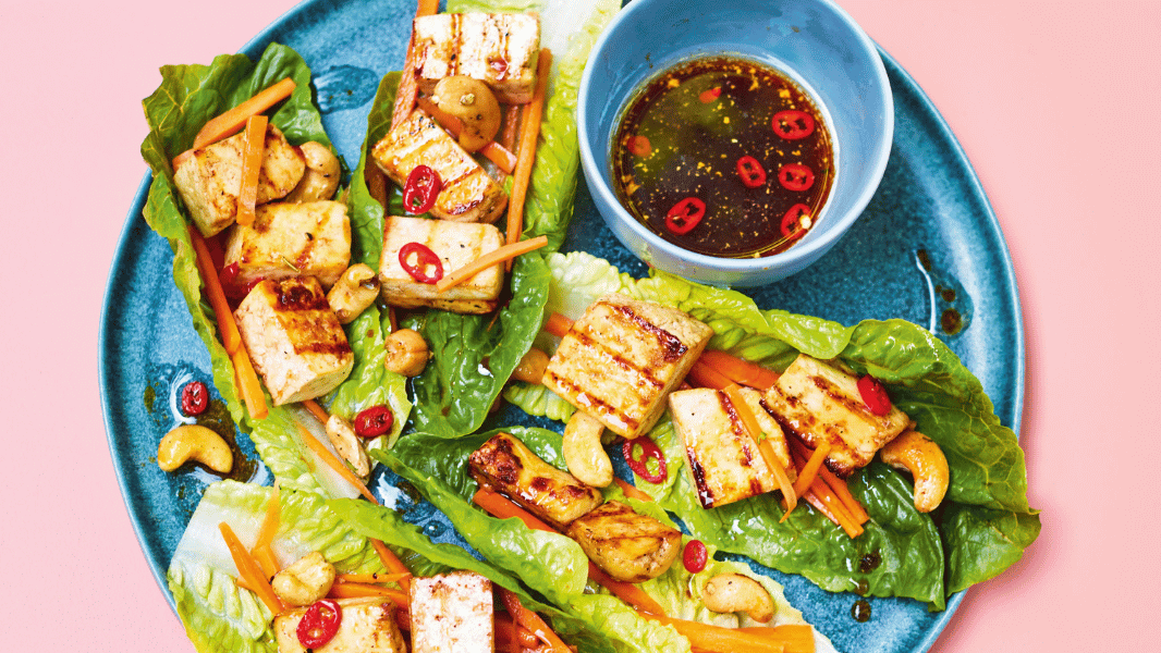 Image of Salatschiffchen mit knusprigem Tofu, Cashews, Karotten und Nuoc Cham