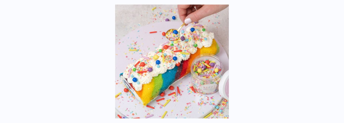 Regenbogen-Biskuitrolle mit Zitronencreme & Funfettis
