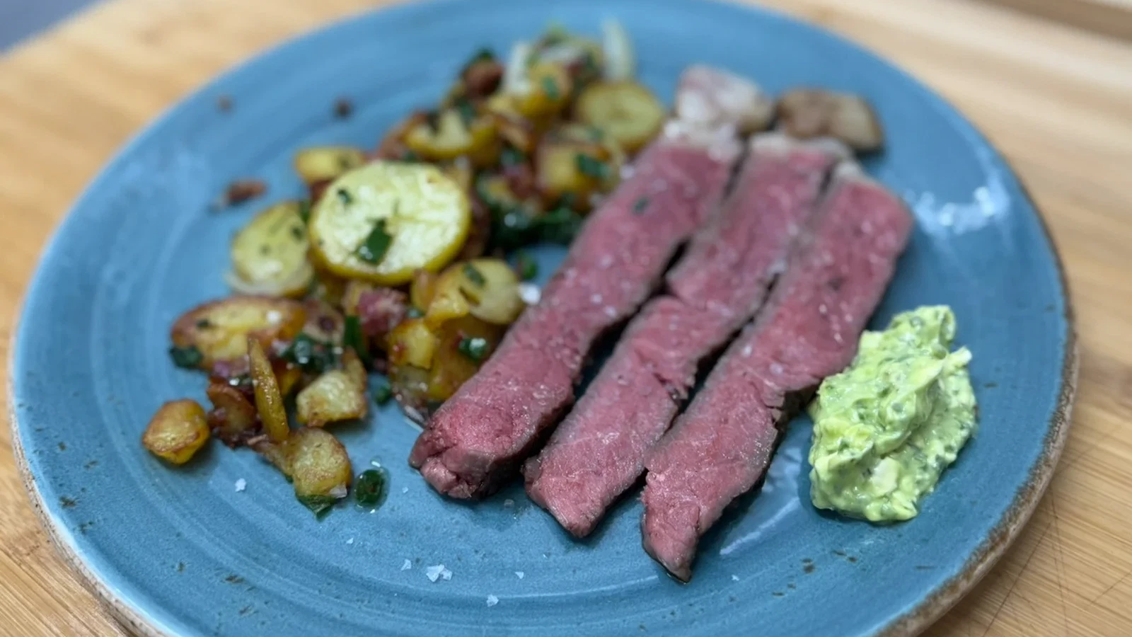 Image of T-Bone-Steak mit Bratkartoffeln und Speck