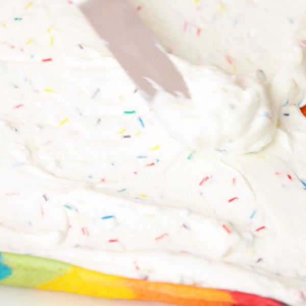 Image of Biskuit vorsichtig entrollen, mit der Creme bestreichen.