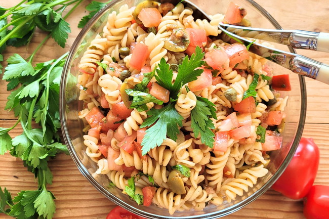 Image of Mediterraner Teigwarensalat ohne Mayonnaise – Alltagsküche in 20 Minuten