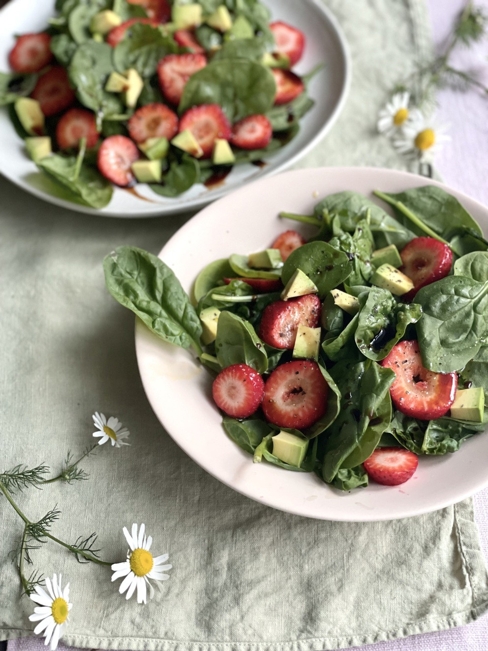 Saftig sommersalat med spinat, jordbær og avocado