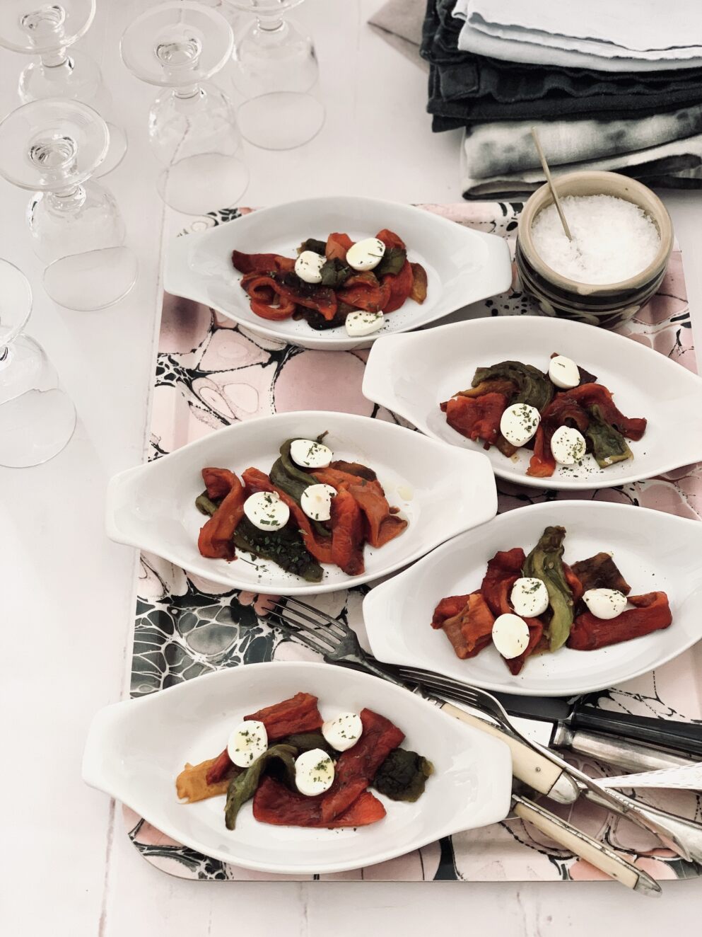 Grillede peberfrugter med basilikumolie