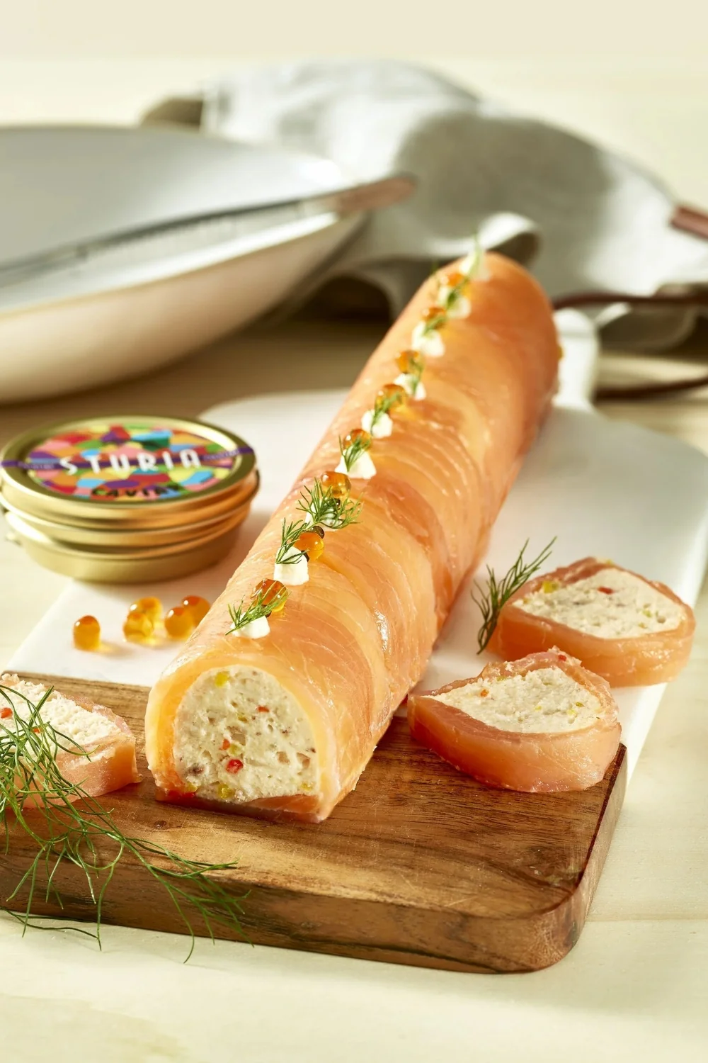 Rolle aus geräuchertem Lachs und Krabben (einfaches Rezept ohne Herd und Ofen)