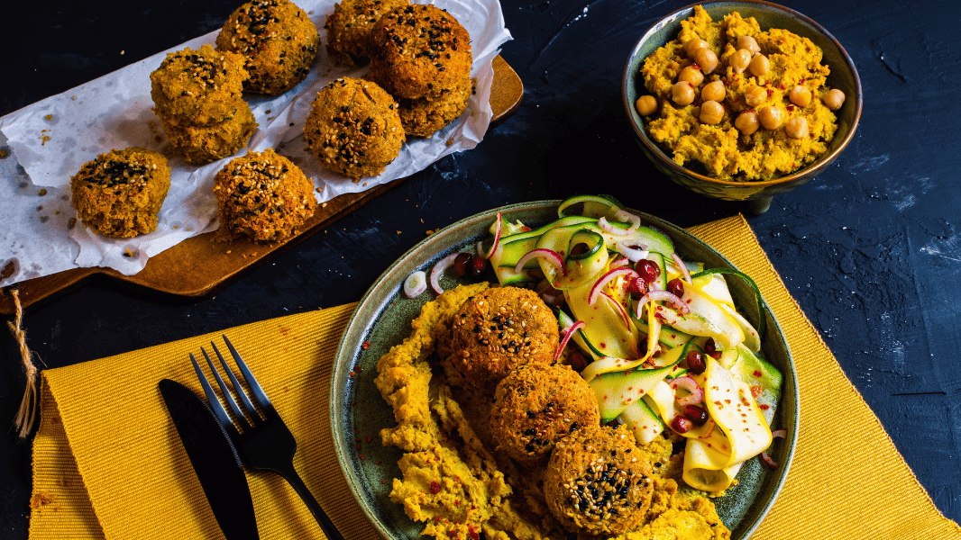 Image of Falafel mit Aprikosen-Hagebutten-Hummus