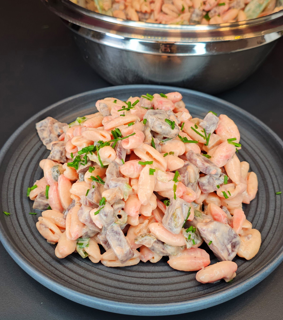 Pinker Nudelsalat