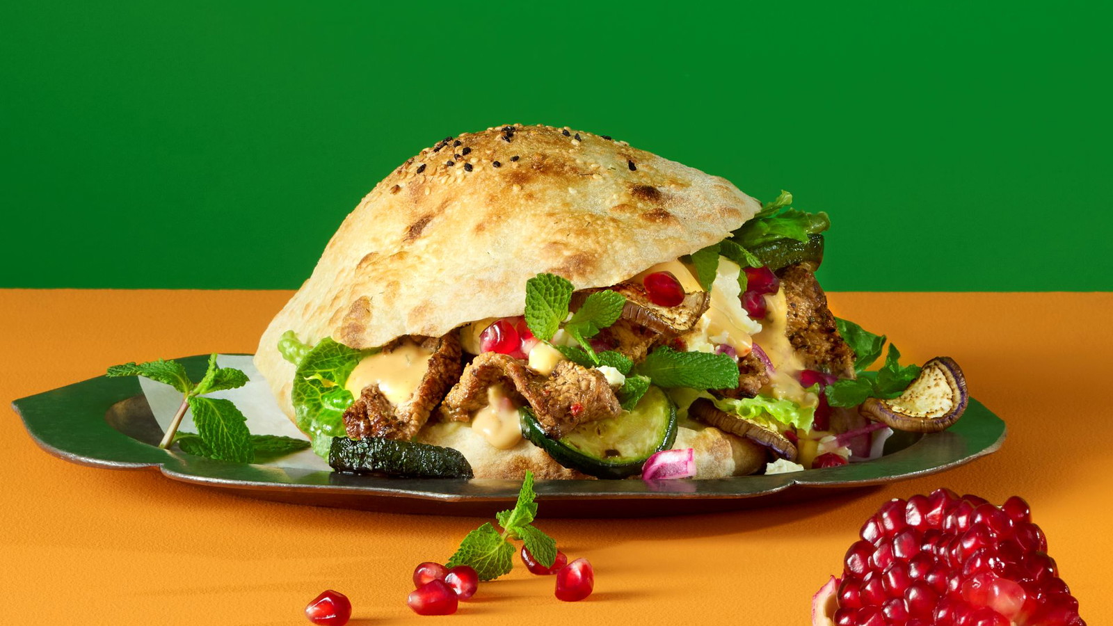 Kalbs-Kebap-Sandwiches mit Grillgemüse und viel Minze